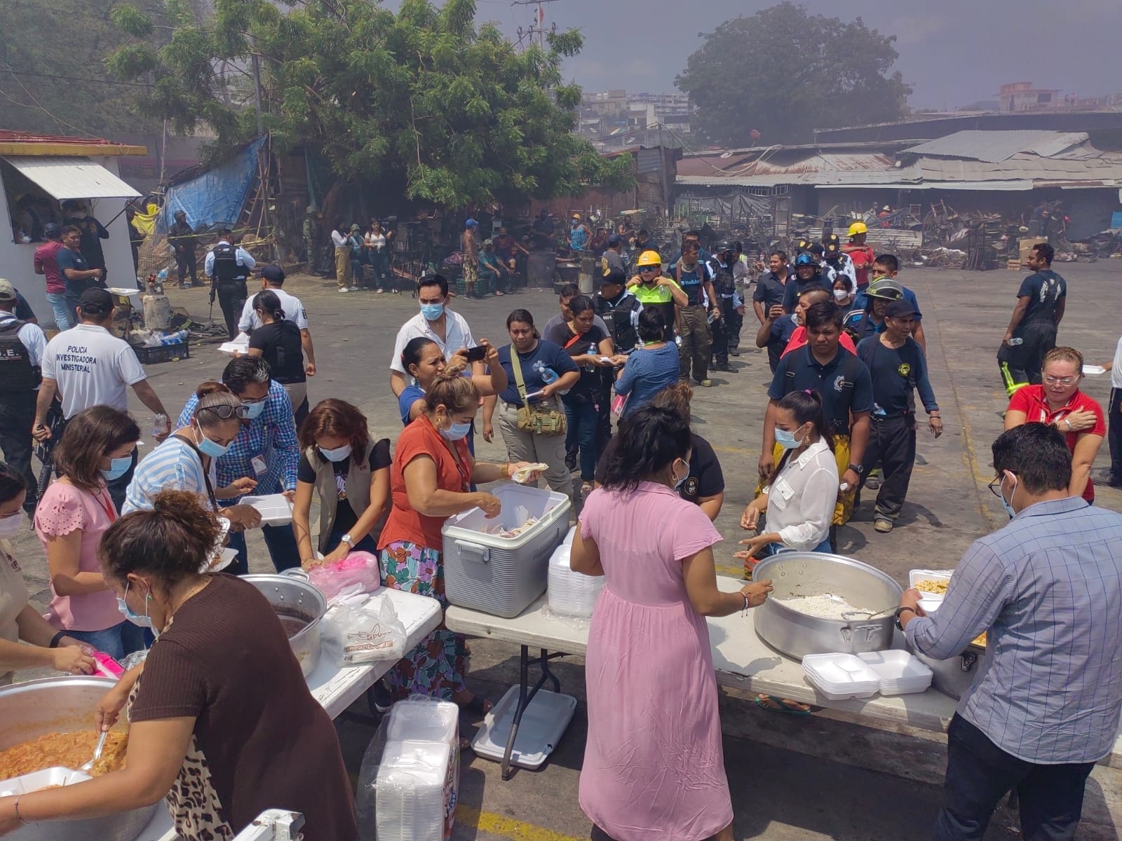 Continúa DIF Acapulco apoyando a brigadistas y locatarios del Mercado Central