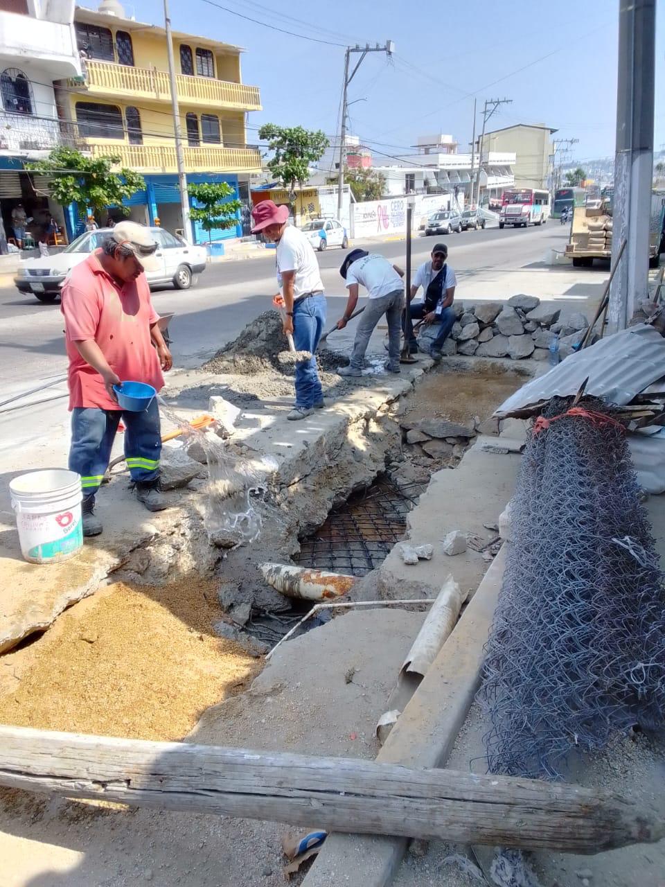 Mantiene gobierno de Abelina López Rodríguez las brigadas emergentes de reparación de fugas y desazolve de pozos de visita