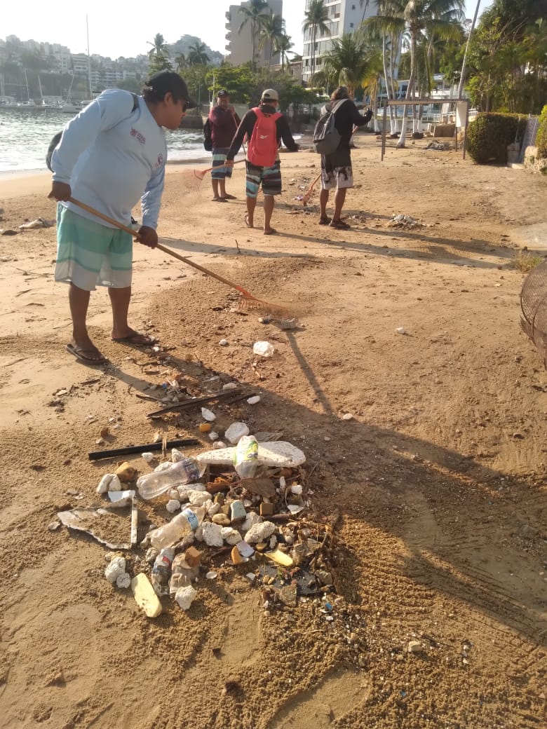 Inicia la promotora de playas de Acapulco con la limpieza de la bahía