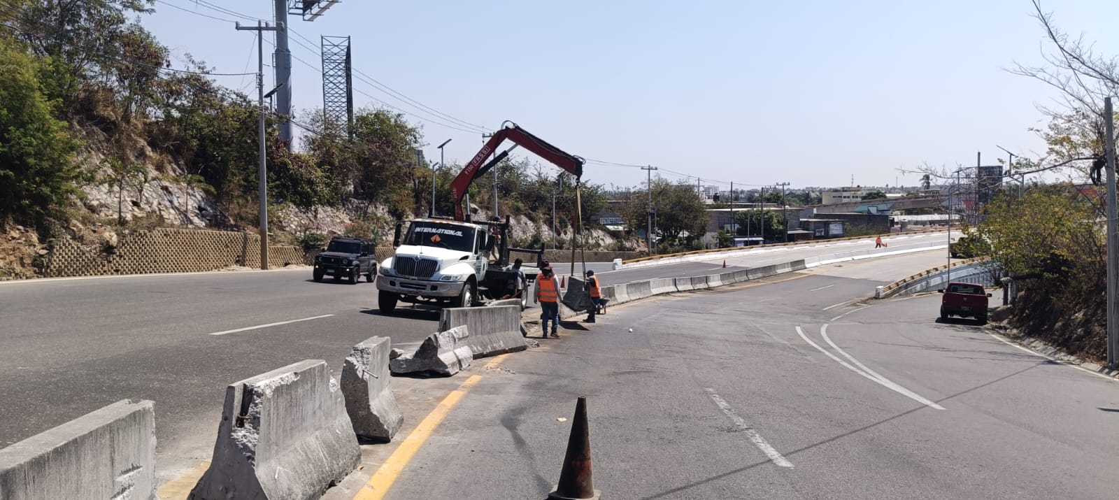 El Gobierno del Estado realiza mantenimiento rutinario en la avenida Escénica de Acapulco