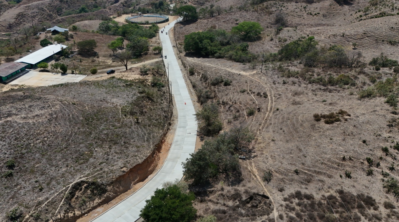Refuerzan atención a la Sierra con pavimentación carretera en Jaleaca de Catalán