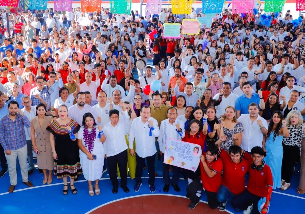 Javier Saldaña inaugura cancha deportiva en la preparatoria No. 2 de Acapulco