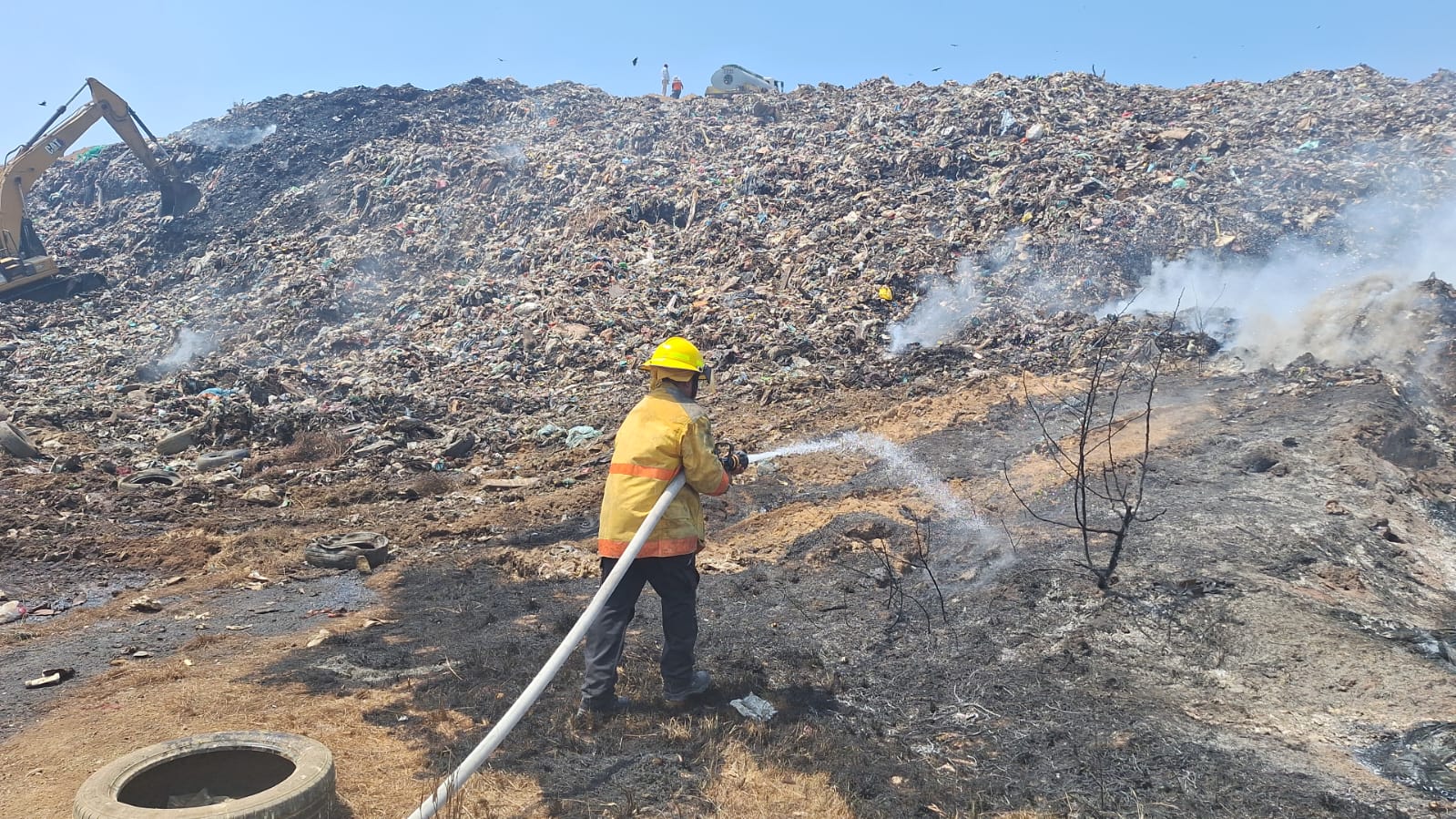 Sofocan incendio en basurero de Paso Texca tras 48 horas de combate intenso; SGIRPCGRO 