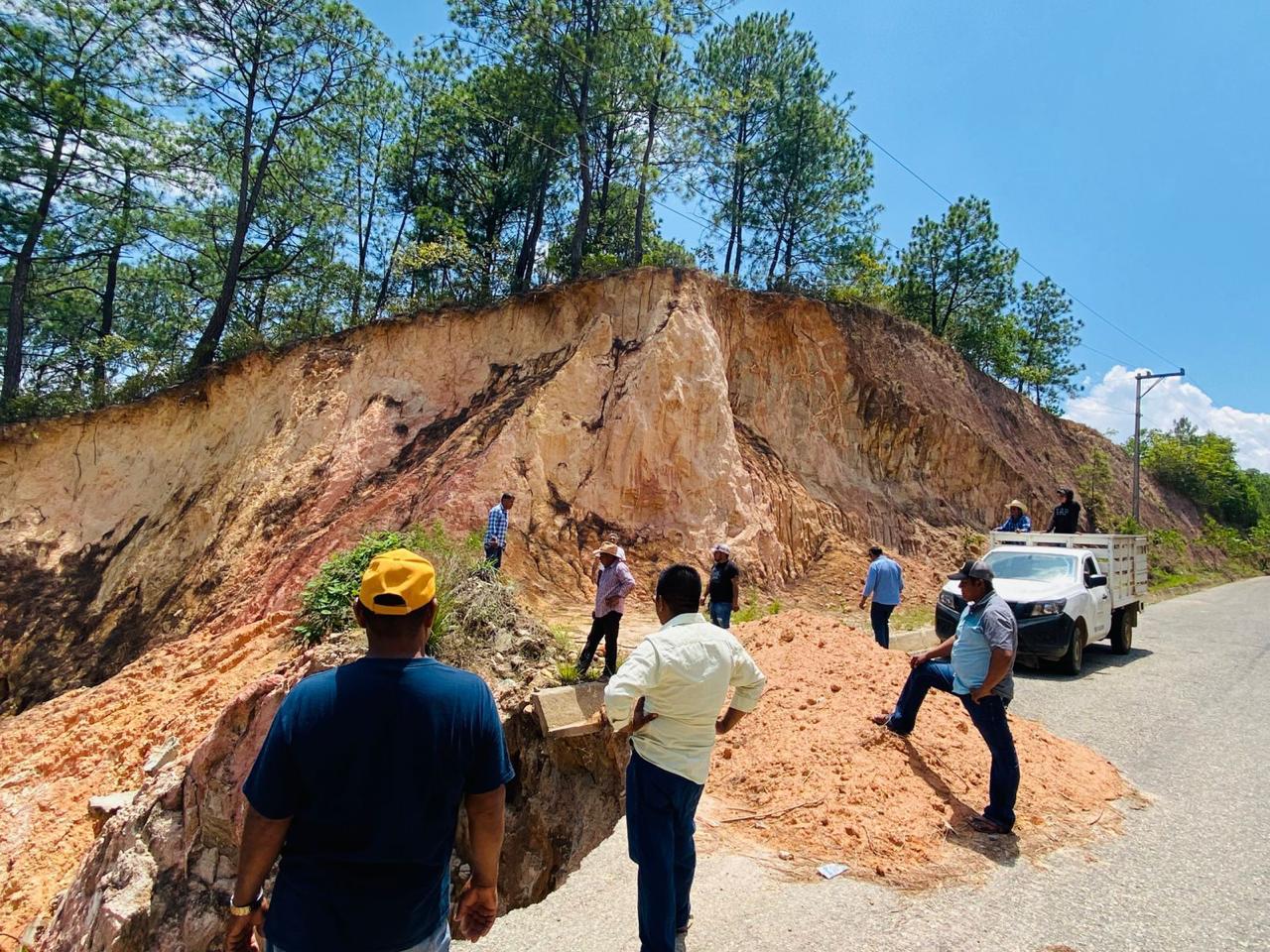 El Gobierno del estado rehabilita tramo afectado de la carretera Río Iguapa – Arroyo Hoja de Venado, en San Luis Acatlán