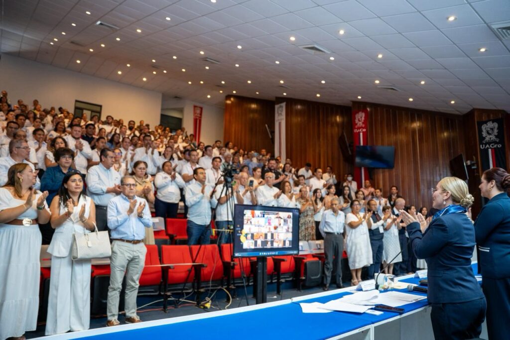 Universitarios reconocen el trabajo de Javier Saldaña con la UAGro