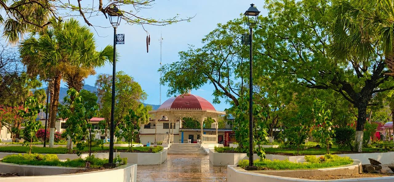 Evelyn Salgado inaugura Zócalo de Atenango del Río; suman más de 70 mdp de inversión en obras