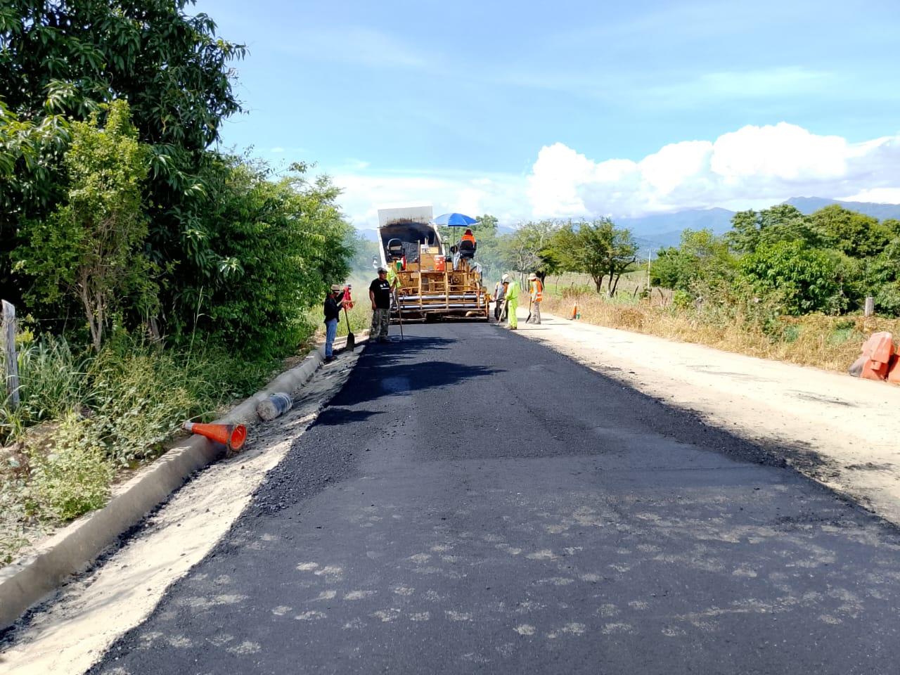 Avanza al 90 % la pavimentación del camino Guayabillo en Tecpan