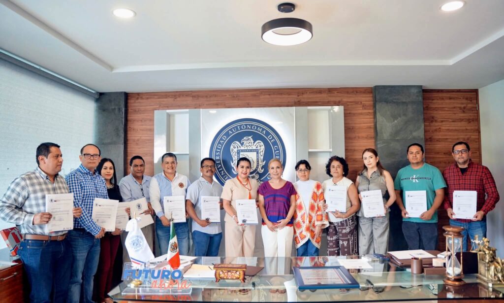 Rectora de la UAGro realiza la entrega de nombramientos y ratificaciones a las y los funcionarios de la Tesoreria General