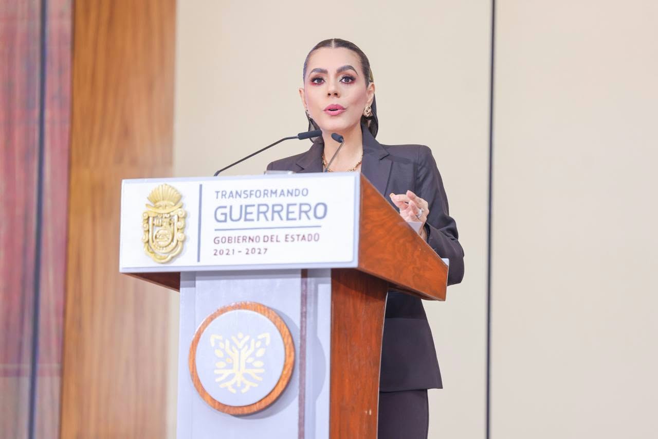 Entrega Evelyn Salgado escrituras y títulos de propiedad a familias de Chilpancingo; garantiza certeza jurídica a su patrimonio